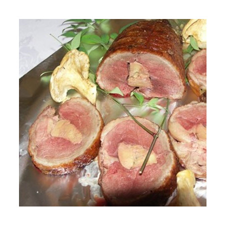 Rôti de canard fourré au foie gras mi-cuit.